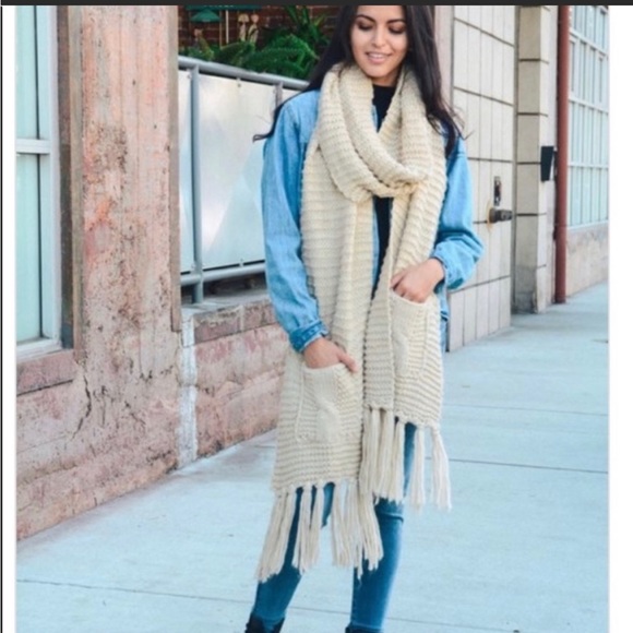 Chunky Oversized Two Pocket Tassel Scarf. - Picture 1 of 7